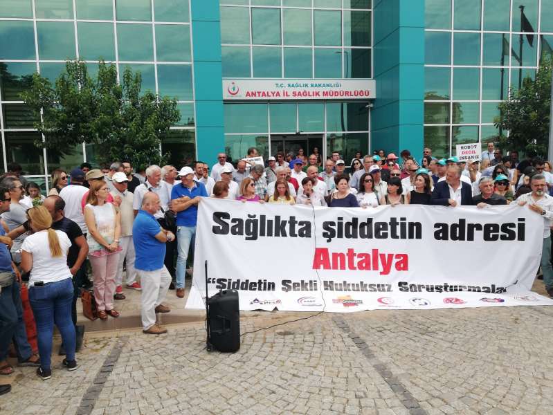Antalya’da Aile Hekimliği Çalışanlarına Yönelik Soruşturma Protesto Edildi